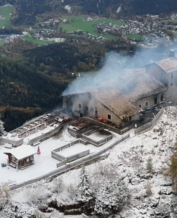 Dieses von der bayerischen Polizei am 24. Oktober 2026 zur Verfügung gestellte Luftbild zeigt die ausgebrannte Berghütte Kehlsteinhaus, bekannt als „Adlernest“, die einst Adolf Hitlers Rückzugsort in den Bergen war, nachdem an dem auf 1.834 Metern (6.000 Fuß) Höhe gelegenen Standort in den Bergen oberhalb von Berchtesgaden im süddeutschen Bundesland Bayern ein Großbrand ausgebrochen war.
