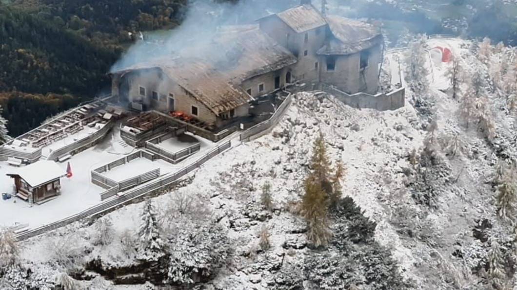 Dieses von der bayerischen Polizei am 24. Oktober 2026 zur Verfügung gestellte Luftbild zeigt die ausgebrannte Berghütte Kehlsteinhaus, bekannt als „Adlernest“, die einst Adolf Hitlers Rückzugsort in den Bergen war, nachdem an dem auf 1.834 Metern (6.000 Fuß) Höhe gelegenen Standort in den Bergen oberhalb von Berchtesgaden im süddeutschen Bundesland Bayern ein Großbrand ausgebrochen war.