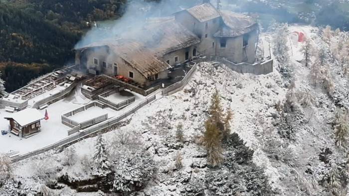 Dieses von der bayerischen Polizei am 24. Oktober 2026 zur Verfügung gestellte Luftbild zeigt die ausgebrannte Berghütte Kehlsteinhaus, bekannt als „Adlernest“, die einst Adolf Hitlers Rückzugsort in den Bergen war, nachdem an dem auf 1.834 Metern (6.000 Fuß) Höhe gelegenen Standort in den Bergen oberhalb von Berchtesgaden im süddeutschen Bundesland Bayern ein Großbrand ausgebrochen war.