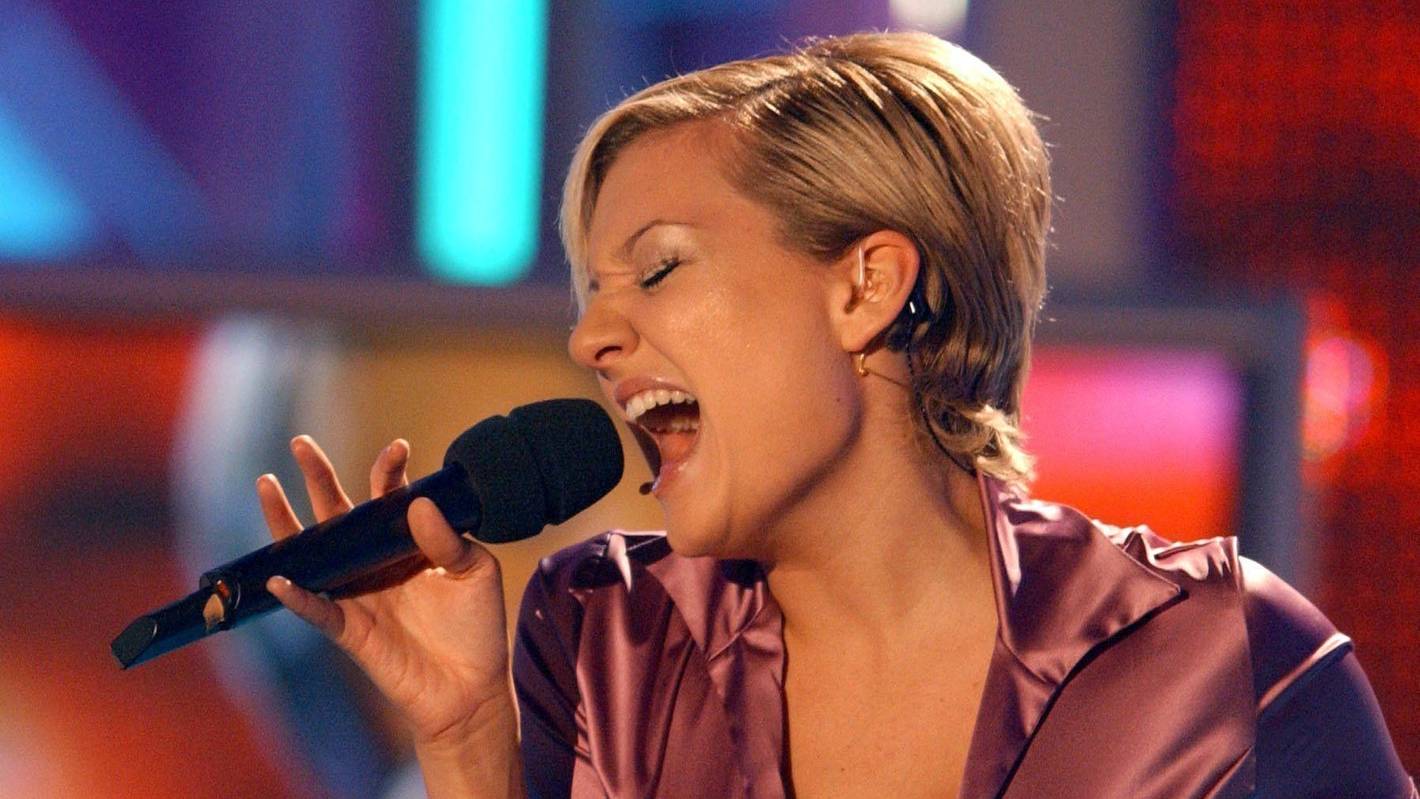 Juliette Schoppmann singt am 8. Februar 2003 im Coloneum in Köln bei der Generalprobe der RTL-Sendung „Deutschland sucht den Superstar“.