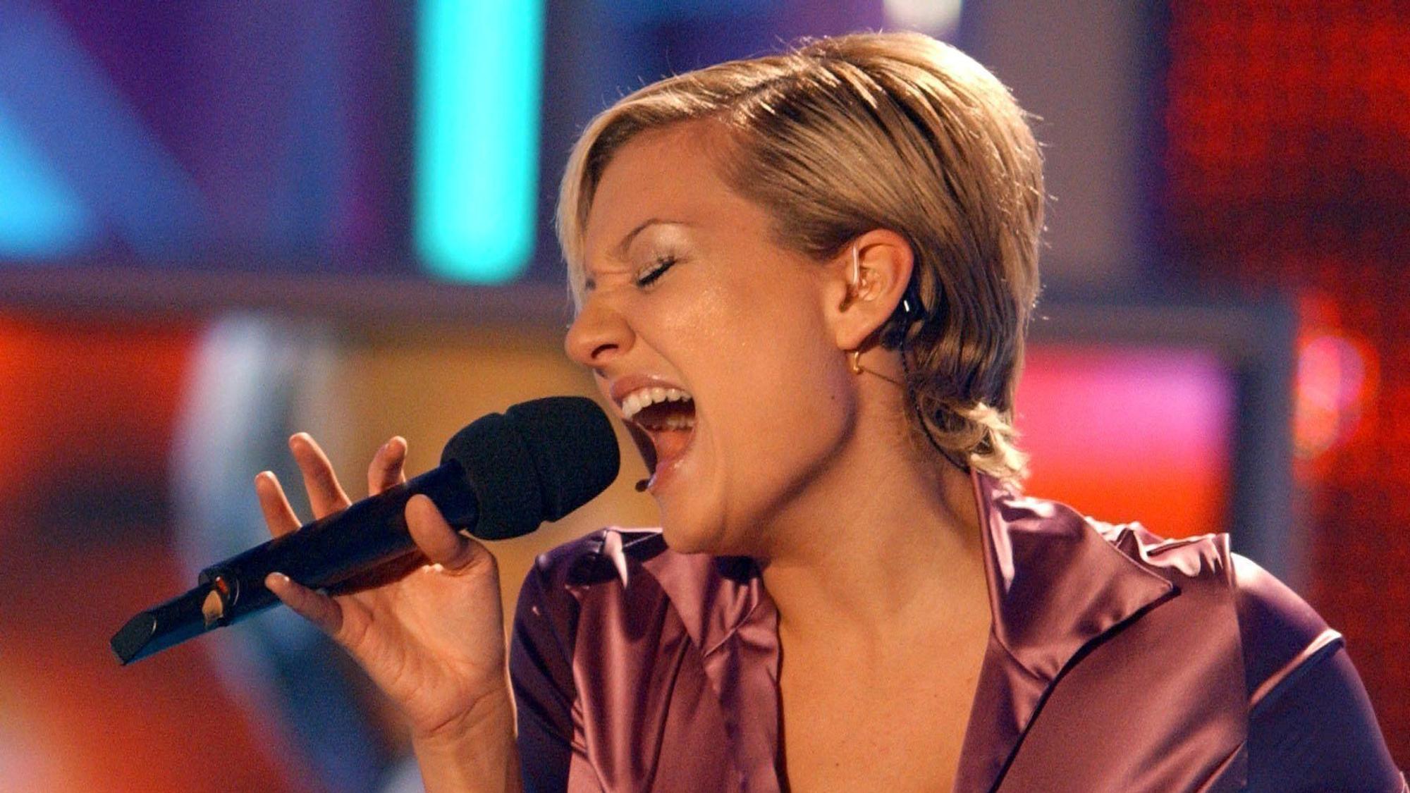 Juliette Schoppmann singt am 8. Februar 2003 im Coloneum in Köln bei der Generalprobe der RTL-Sendung „Deutschland sucht den Superstar“.