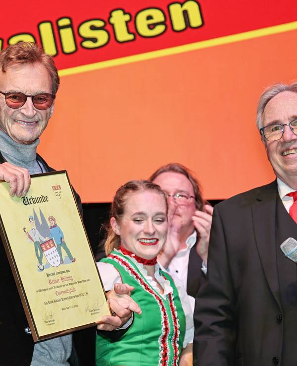 Reiner Hömig erhält eine Urkunde von Theo Schäfges.