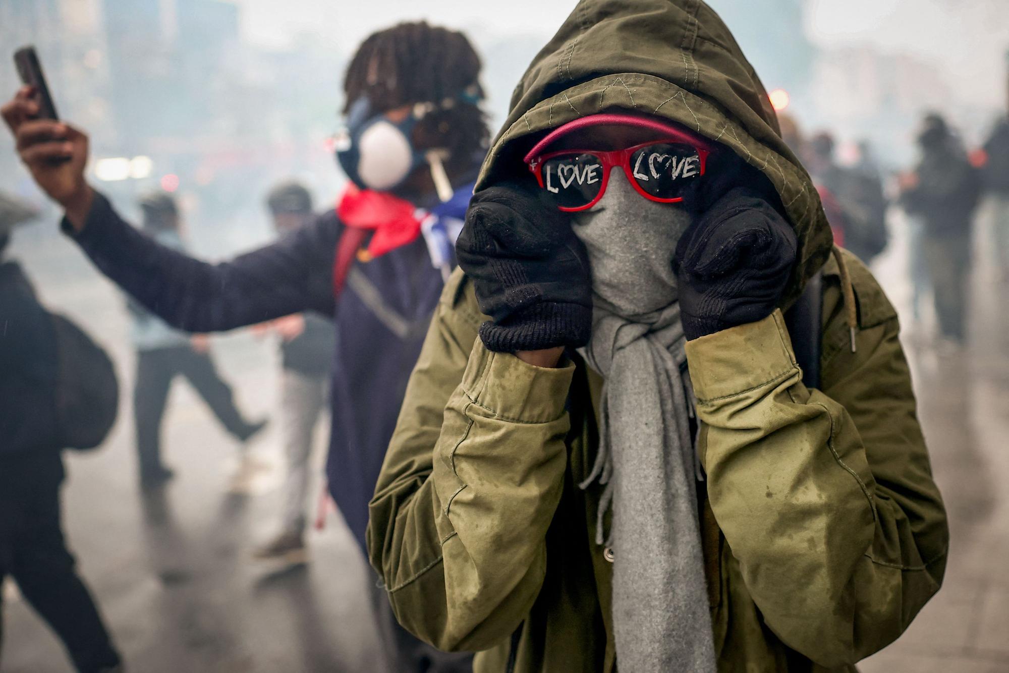 Eine Demonstrantin hat das Wort „Love“ auf ihre Brille geschrieben, als es am 24. Oktober 2026 in Paris an der Porte de Vincennes am Rande einer Demonstration für Kaufkraft, den Schutz öffentlicher Dienstleistungen sowie steuerliche und soziale Gerechtigkeit zu Zusammenstößen kam.
