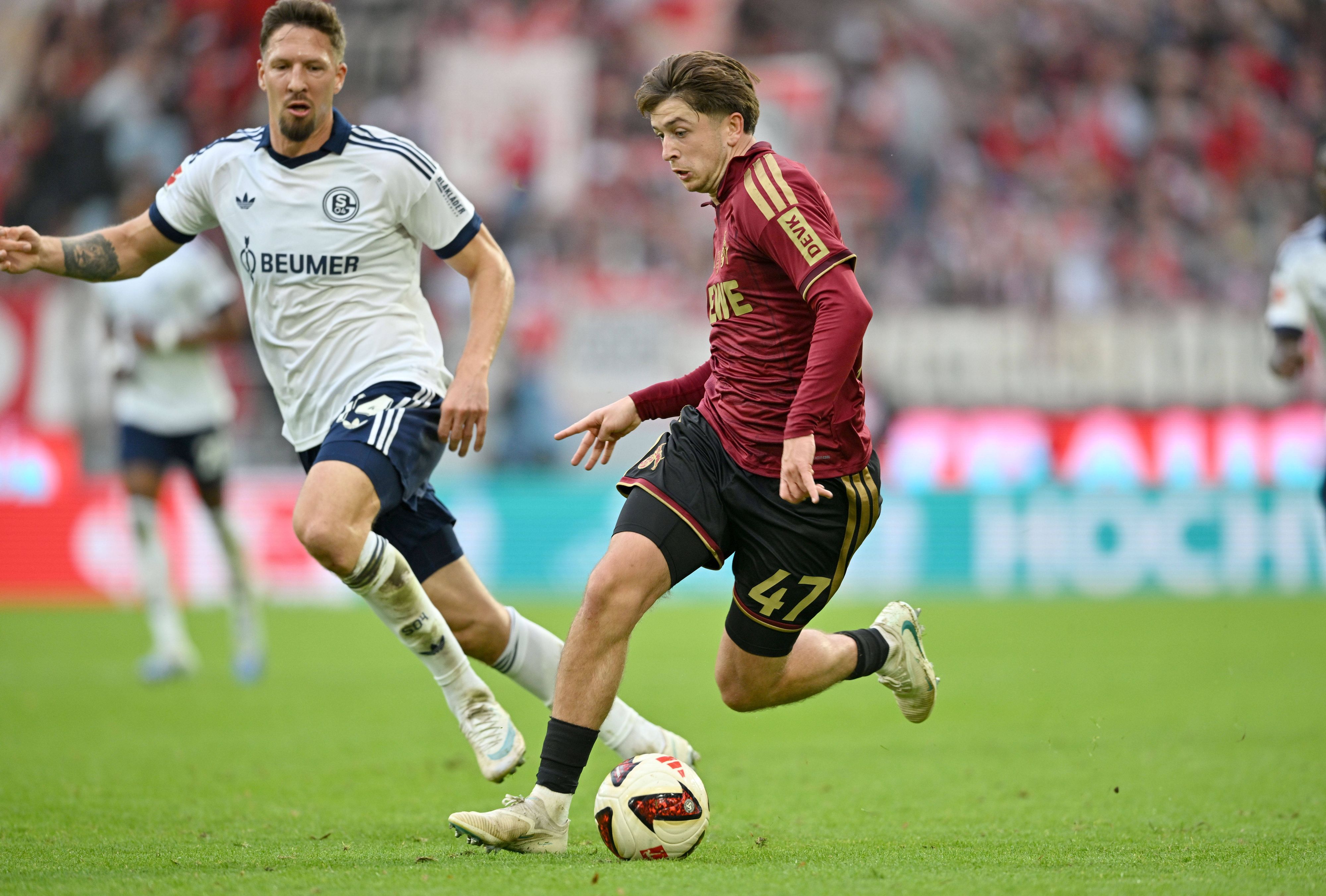 Janik Bachmann (FC Schalke 04) gegen Mikey Moore (1. FC Köln).