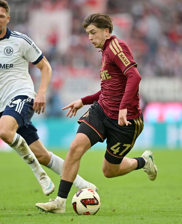Janik Bachmann (FC Schalke 04) gegen Mikey Moore (1. FC Köln).