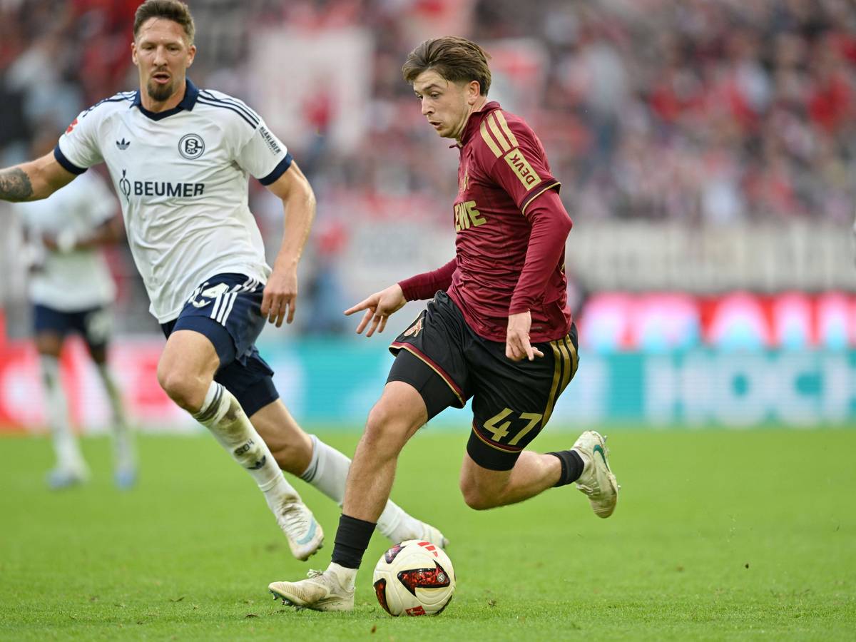 Janik Bachmann (FC Schalke 04) gegen Mikey Moore (1. FC Köln).
