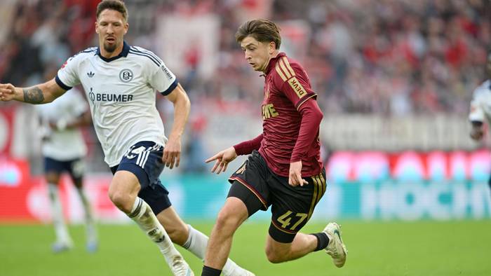 Janik Bachmann (FC Schalke 04) gegen Mikey Moore (1. FC Köln).