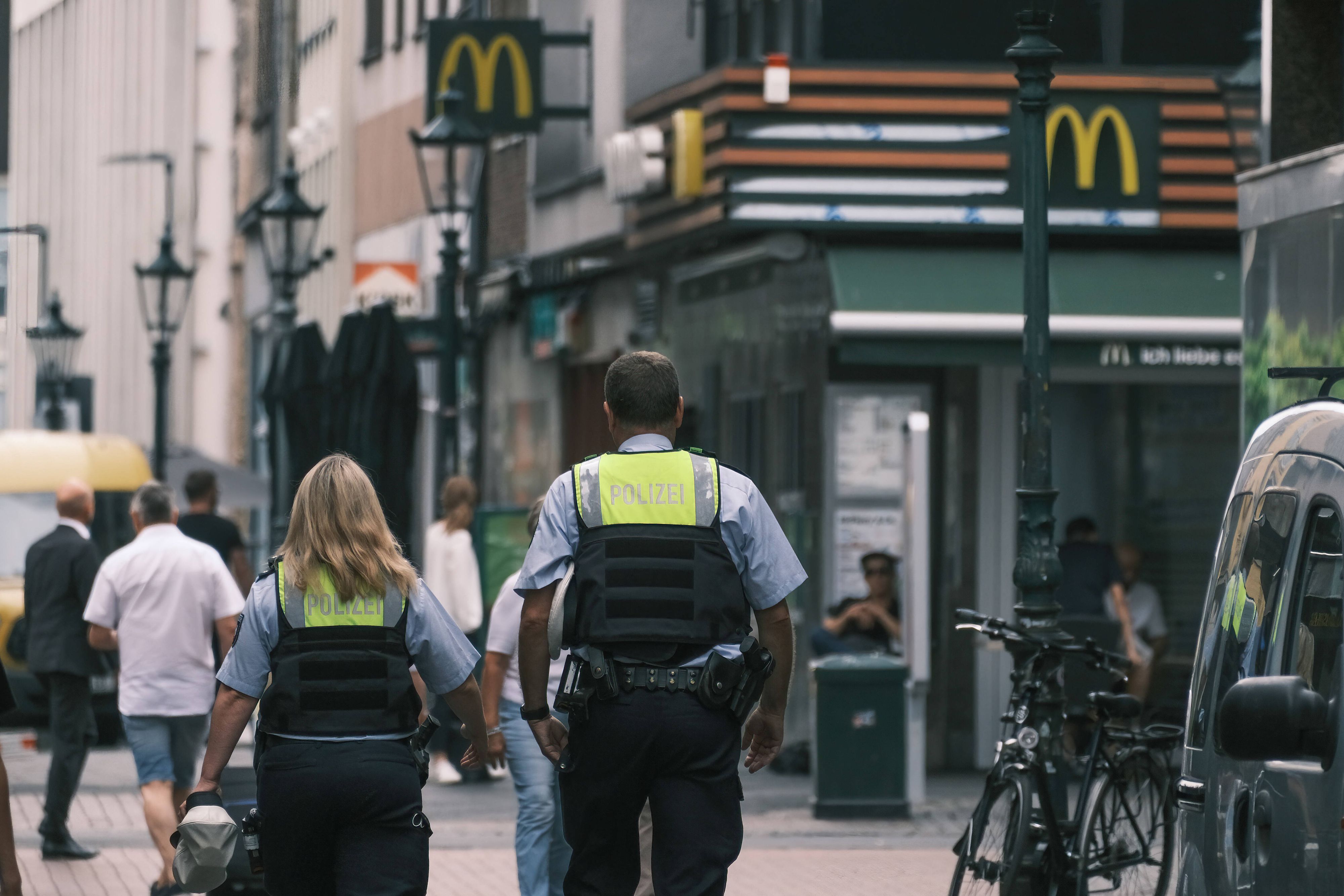 In der Düsseldorfer Innenstadt eskalierte ein Streit. Das Symbolfoto aus dem Jahr 2022 zeigt Polizeibeamte in der Altstadt.