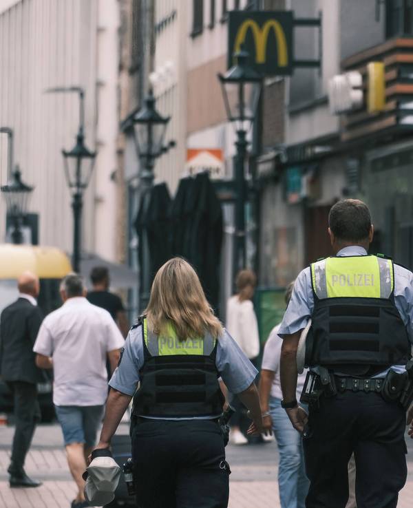 In der Düsseldorfer Innenstadt eskalierte ein Streit. Das Symbolfoto aus dem Jahr 2022 zeigt Polizeibeamte in der Altstadt.