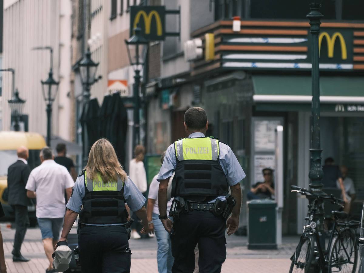 In der Düsseldorfer Innenstadt eskalierte ein Streit. Das Symbolfoto aus dem Jahr 2022 zeigt Polizeibeamte in der Altstadt.