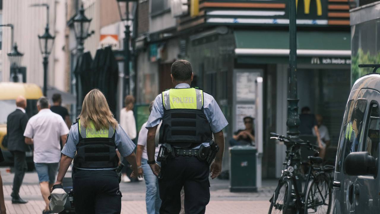 In der Düsseldorfer Innenstadt eskalierte ein Streit. Das Symbolfoto aus dem Jahr 2022 zeigt Polizeibeamte in der Altstadt.
