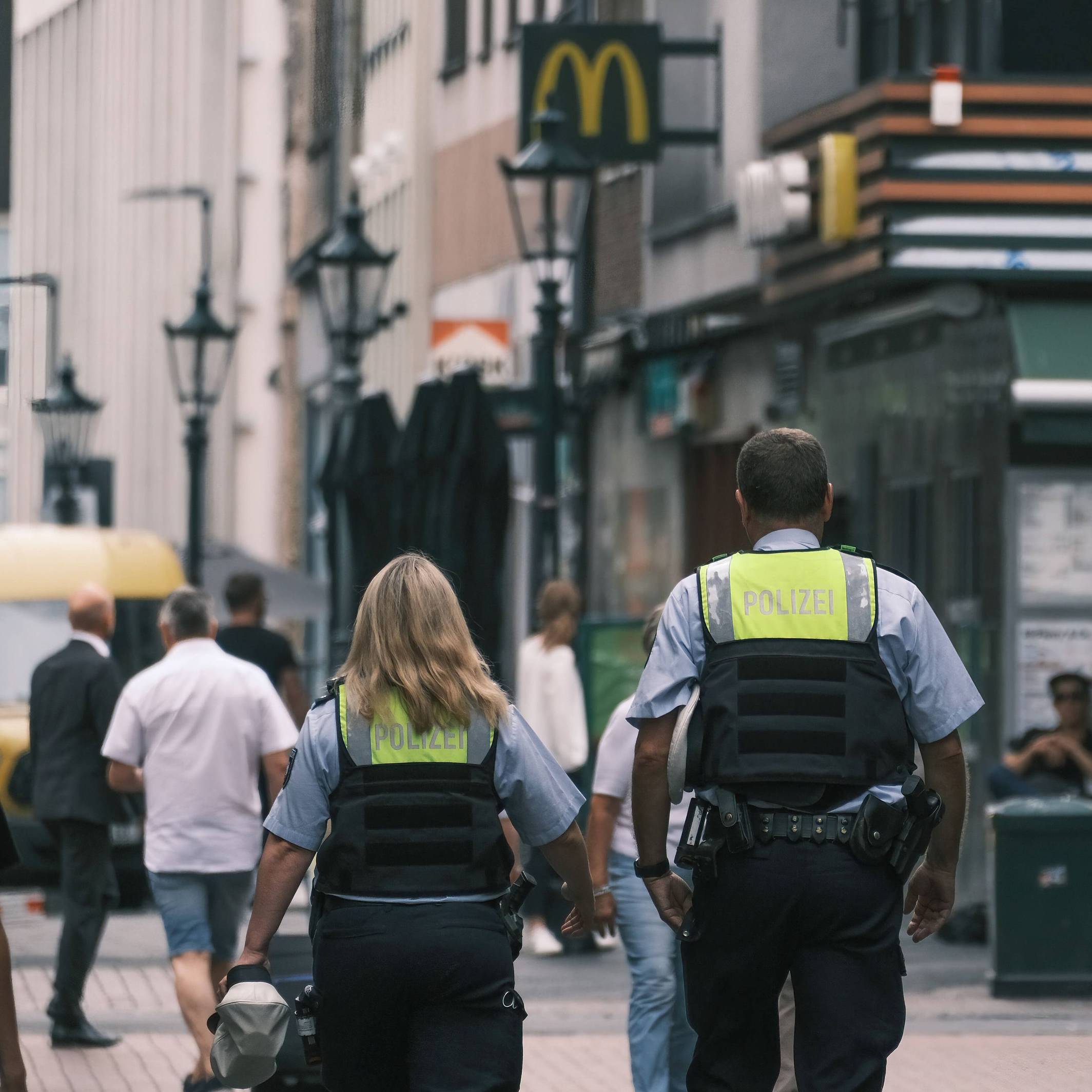 In der Düsseldorfer Innenstadt eskalierte ein Streit. Das Symbolfoto aus dem Jahr 2022 zeigt Polizeibeamte in der Altstadt.