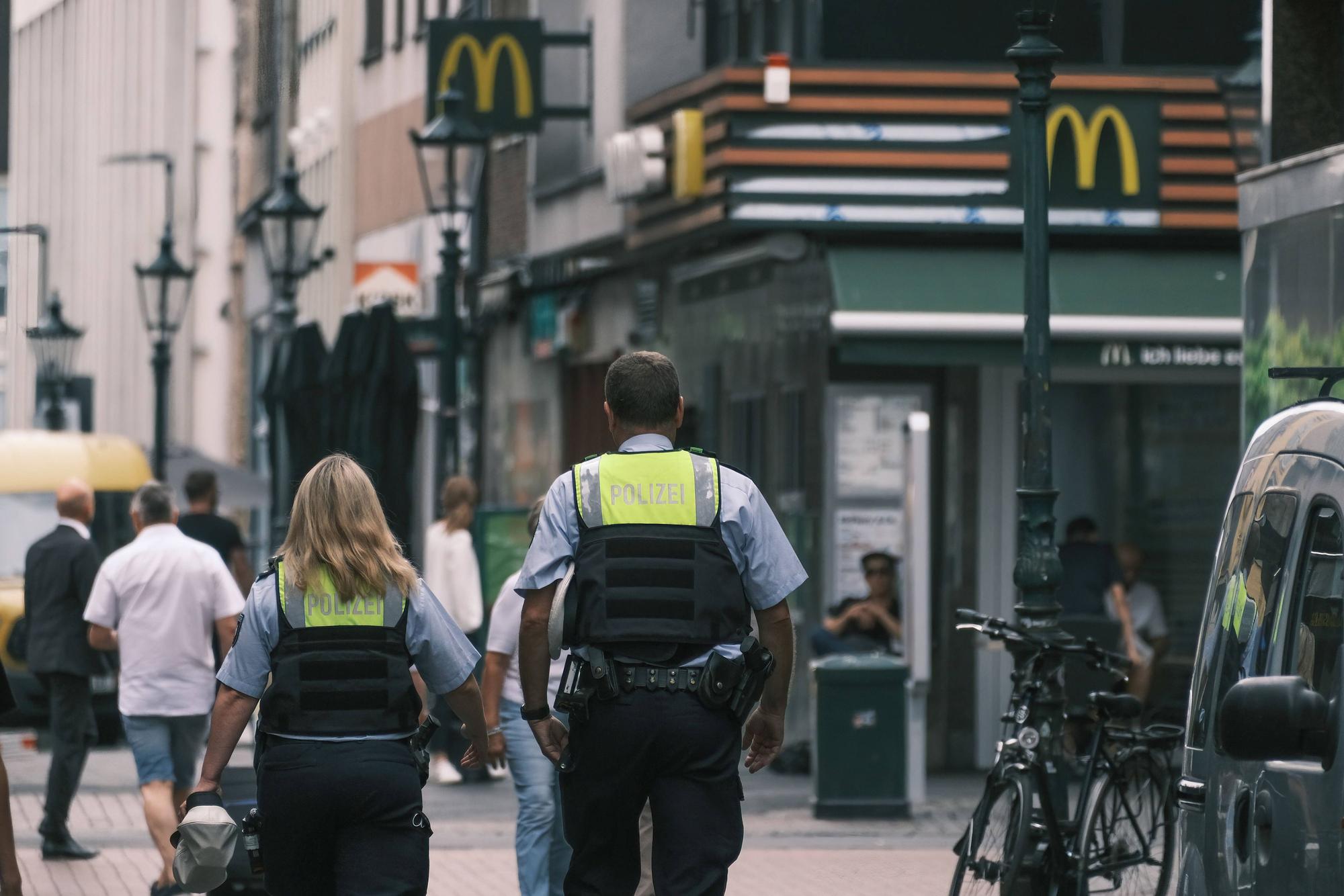 In der Düsseldorfer Innenstadt eskalierte ein Streit. Das Symbolfoto aus dem Jahr 2022 zeigt Polizeibeamte in der Altstadt.