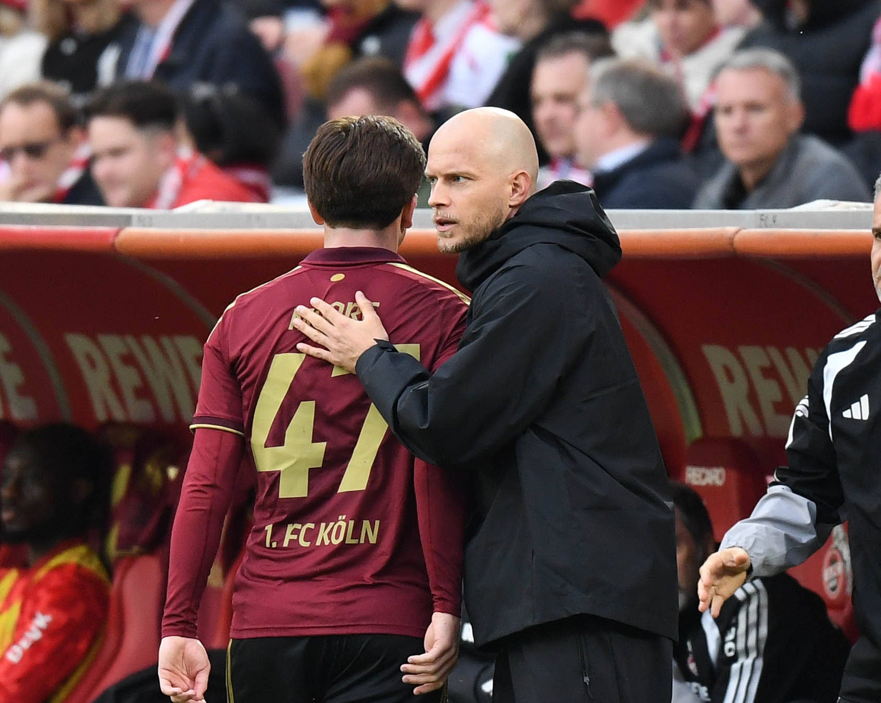 René Wagner klopft Mikey Moore bei dessen Auswechslung auf die Schulter.