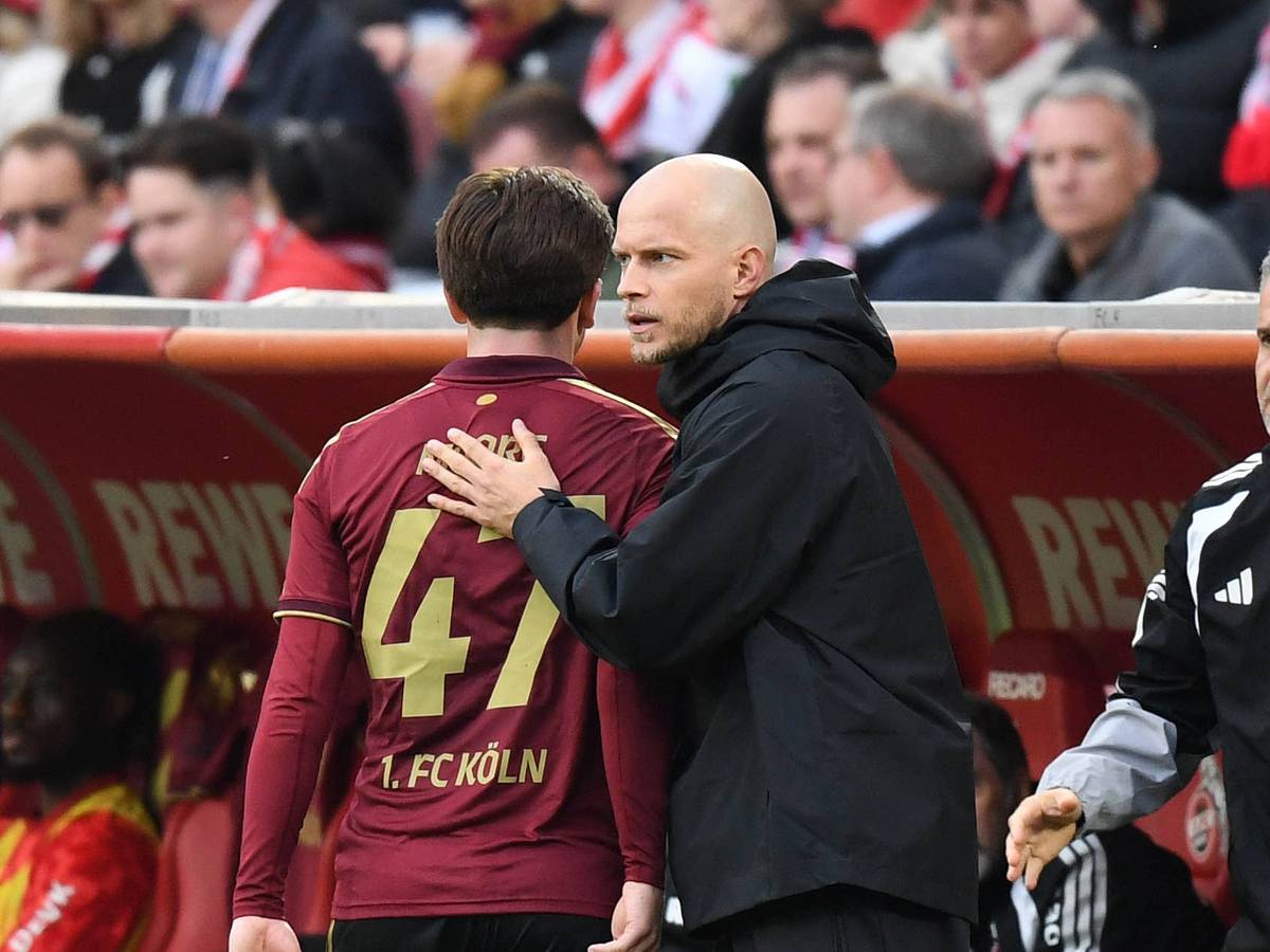 René Wagner klopft Mikey Moore bei dessen Auswechslung auf die Schulter.