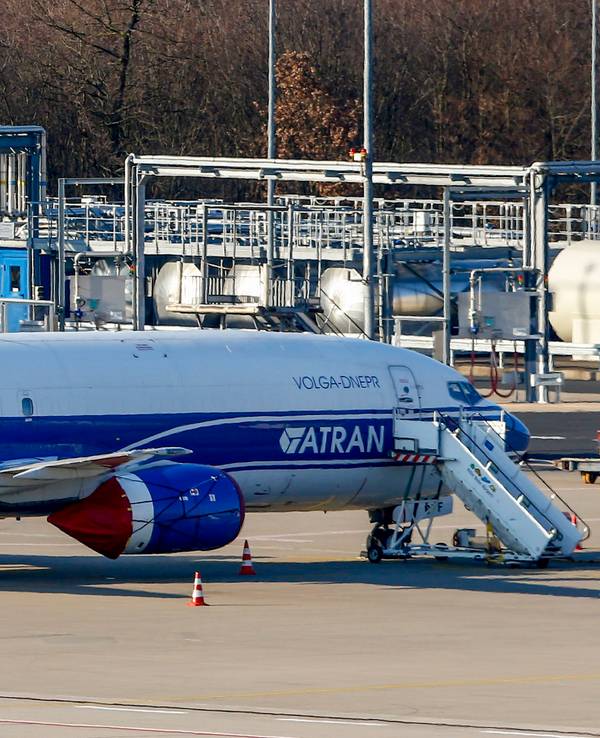 Die Maschine der russischen Frachtfluggesellschaft Atran steht seit 2022 auf dem Flughafen Köln/Bonn (Archivfoto).