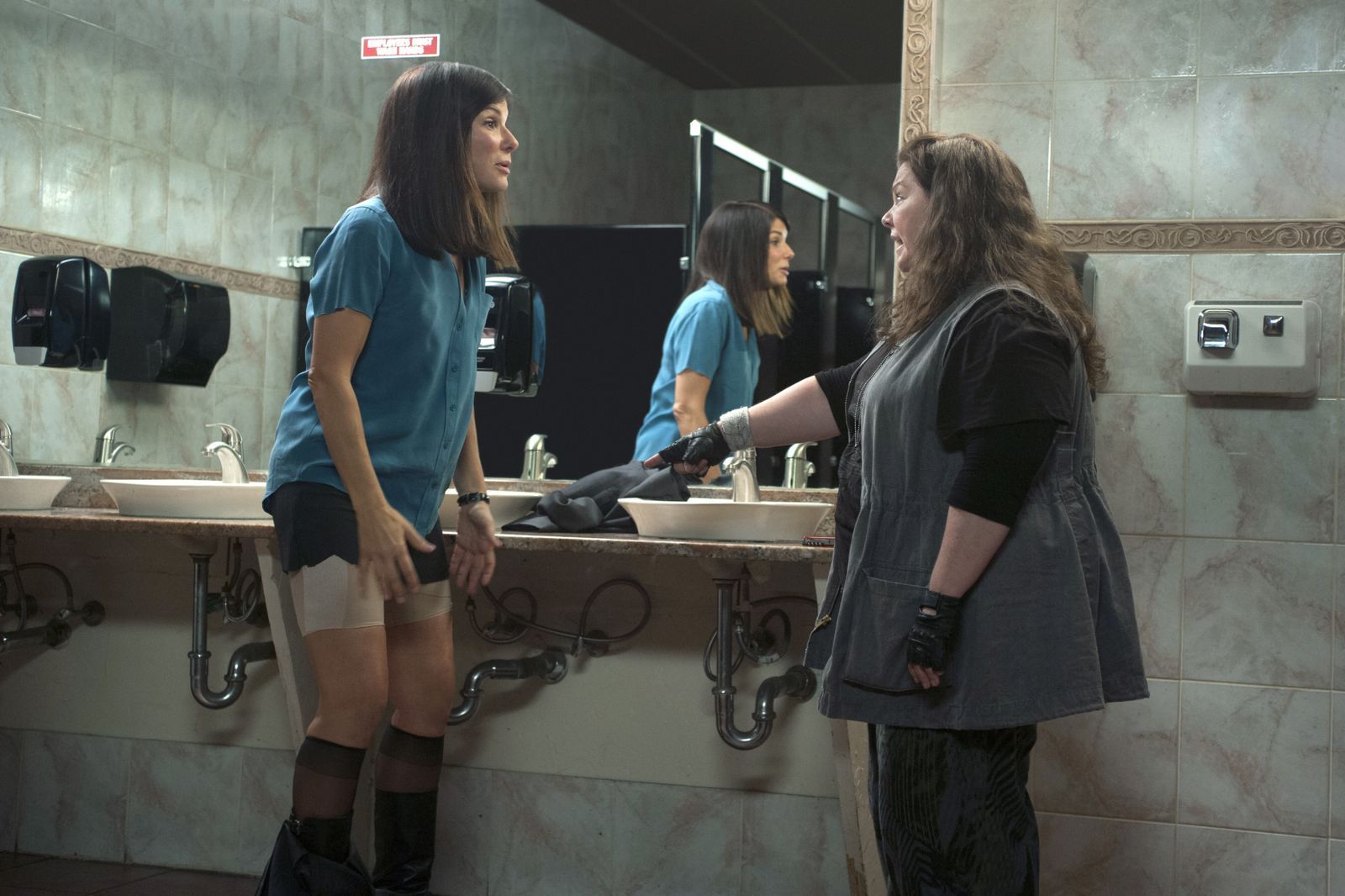 Auch FBI-Agentin Ashburn (Sandra Bullock, links) muss mal die Hosen runter lassen. Mullins (Melissa McCarthy) findet das aber gar nicht lustig. (Bild: ProSieben / Twentieth Century Fox Film Corp. / Gemma Lamana)
