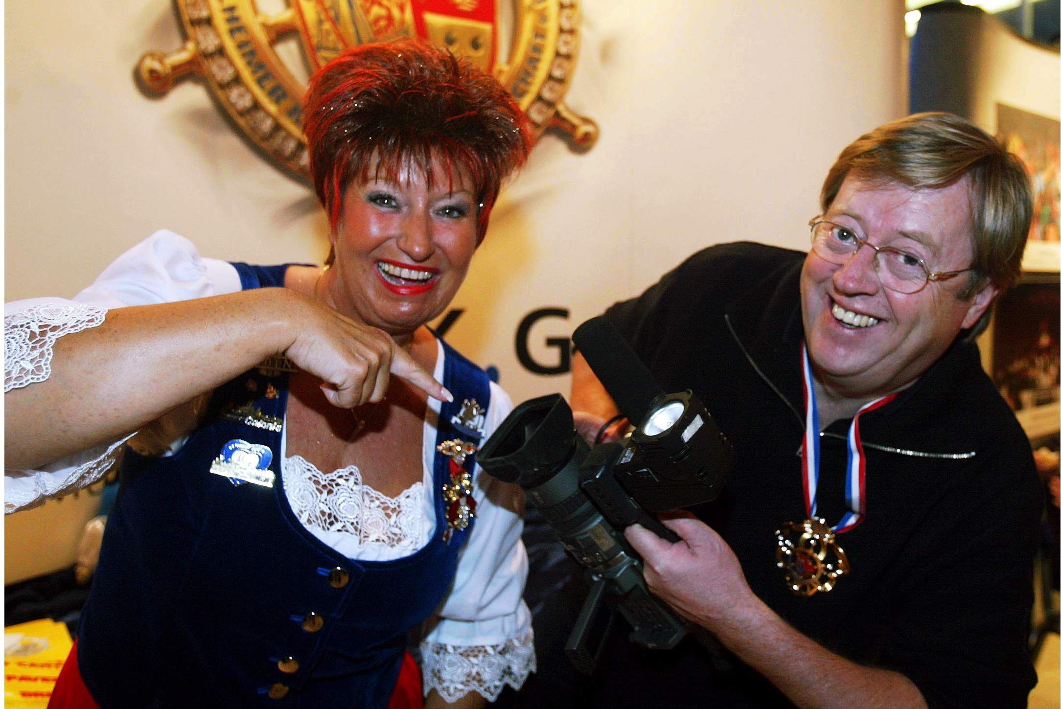 Gisbert Baltes als Kameramann mit Marita Köllner bei der Mädchensitzung der „Großen Mülheimer“. Das Foto wurde am 17. Januar 2007 aufgenommen.