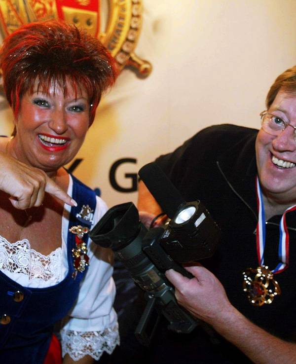 Gisbert Baltes als Kameramann mit Marita Köllner bei der Mädchensitzung der „Großen Mülheimer“. Das Foto wurde am 17. Januar 2007 aufgenommen.