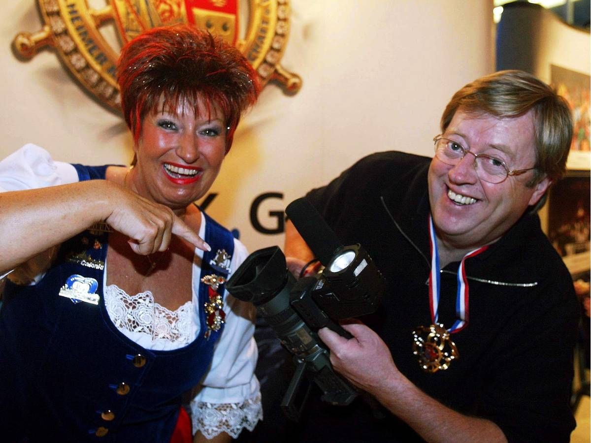 Gisbert Baltes als Kameramann mit Marita Köllner bei der Mädchensitzung der „Großen Mülheimer“. Das Foto wurde am 17. Januar 2007 aufgenommen.