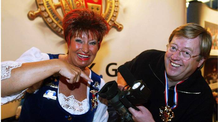 Gisbert Baltes als Kameramann mit Marita Köllner bei der Mädchensitzung der „Großen Mülheimer“. Das Foto wurde am 17. Januar 2007 aufgenommen.