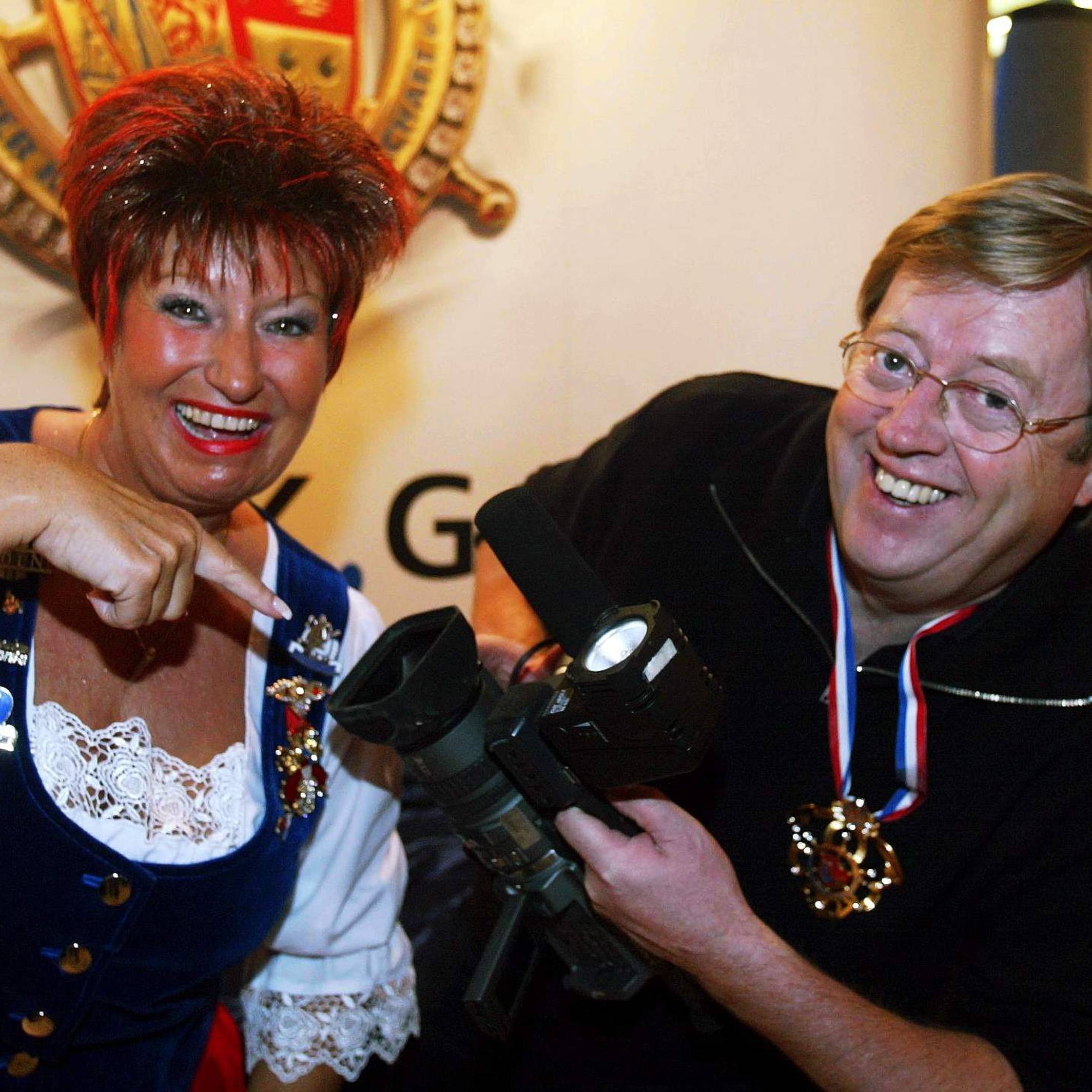 Gisbert Baltes als Kameramann mit Marita Köllner bei der Mädchensitzung der „Großen Mülheimer“. Das Foto wurde am 17. Januar 2007 aufgenommen.