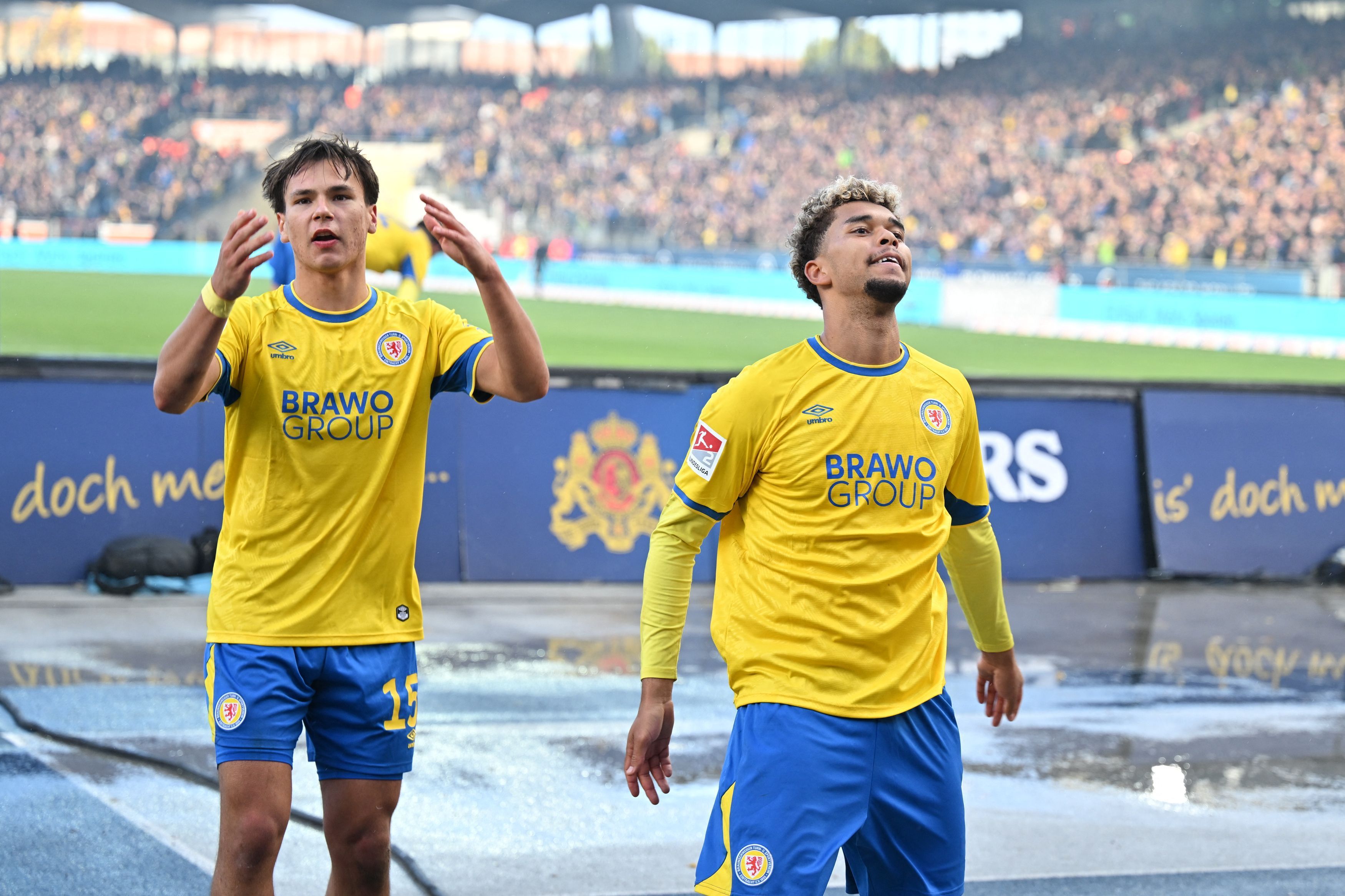 Max Marie (l) und Yann Sturm (r, beide Eintracht Braunschweig) feiern Sturms Tor zum 2:0.