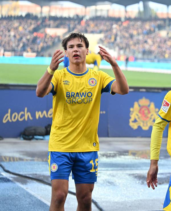 Max Marie (l) und Yann Sturm (r, beide Eintracht Braunschweig) feiern Sturms Tor zum 2:0.