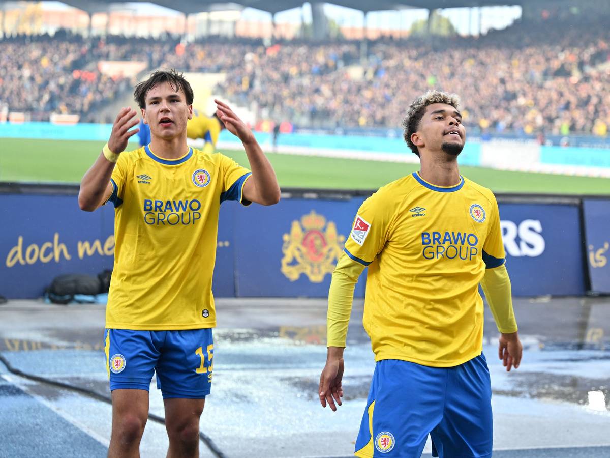 Max Marie (l) und Yann Sturm (r, beide Eintracht Braunschweig) feiern Sturms Tor zum 2:0.