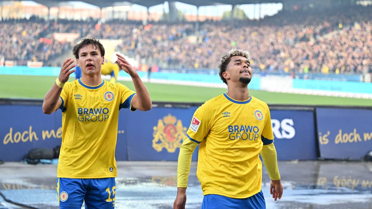 Max Marie (l) und Yann Sturm (r, beide Eintracht Braunschweig) feiern Sturms Tor zum 2:0.