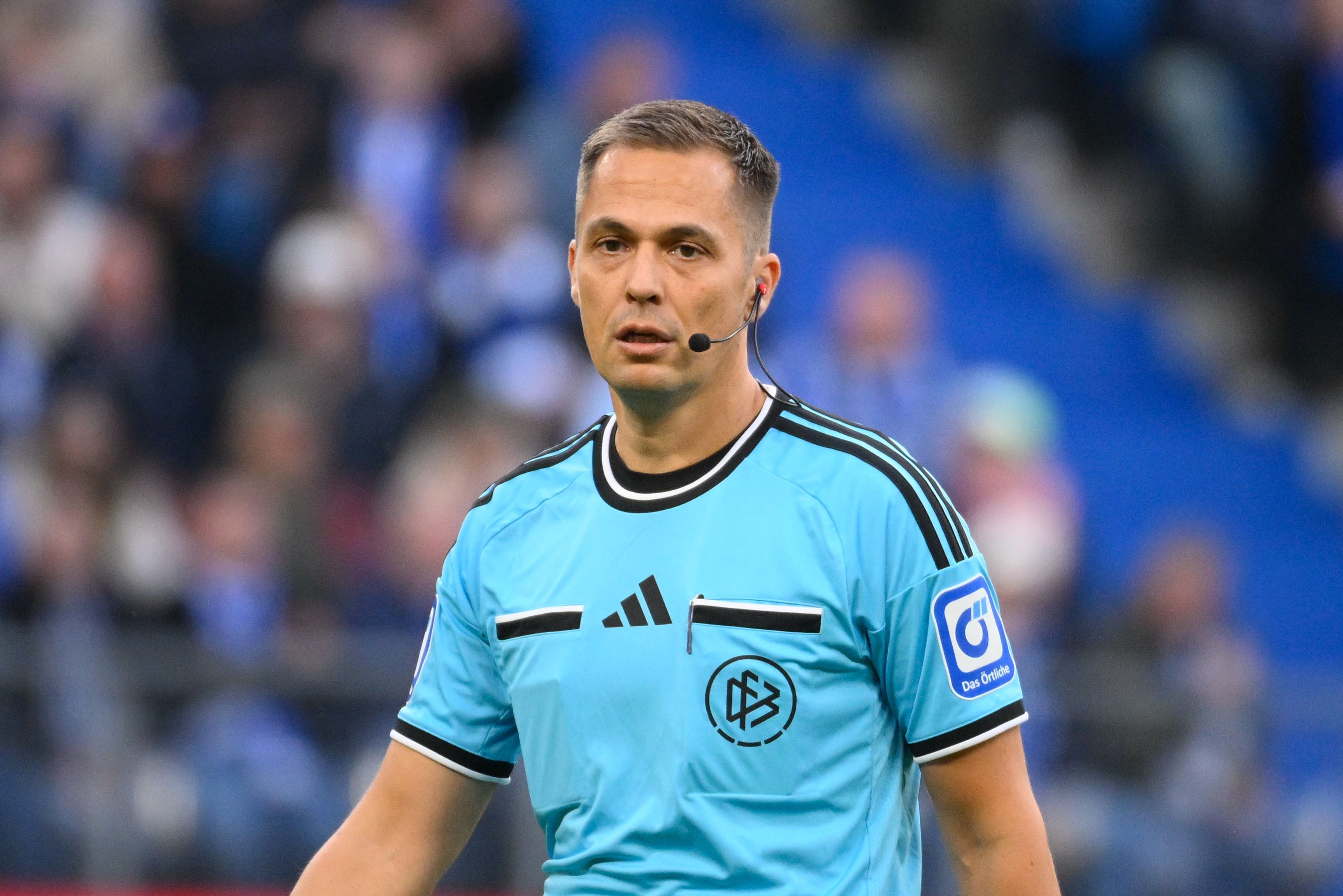 Schiedsrichter Robert Hartmann schaut während der Partie.