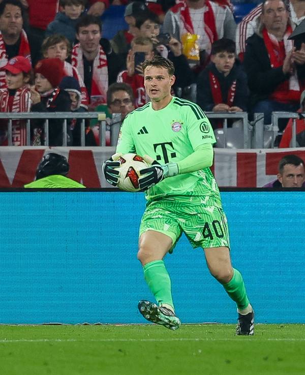 Jonas Urbig hält einen Ball in den Händen.