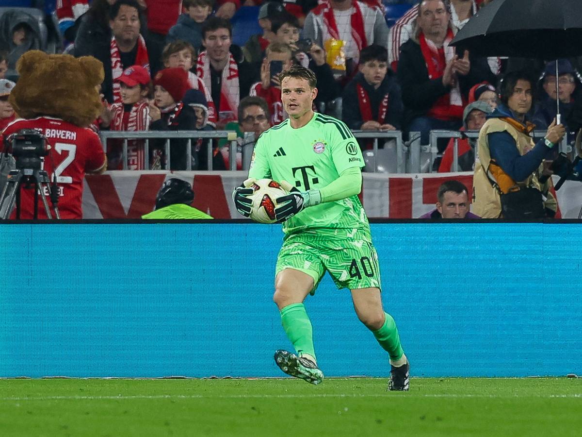 Jonas Urbig hält einen Ball in den Händen.