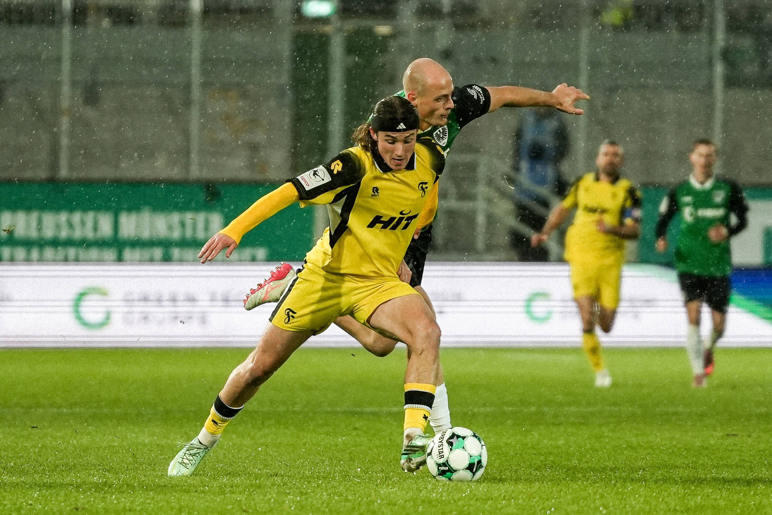 Münsters Tim Dietrich und Fortuna Kölns Bennit Bröger im Zweikampf.