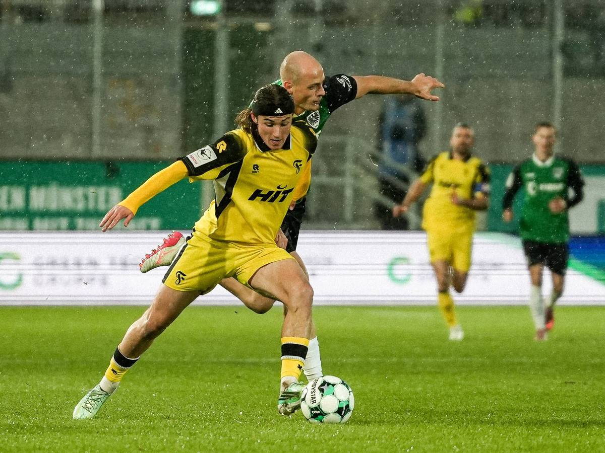 Münsters Tim Dietrich und Fortuna Kölns Bennit Bröger im Zweikampf.