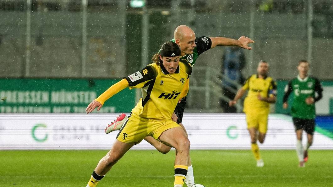 Münsters Tim Dietrich und Fortuna Kölns Bennit Bröger im Zweikampf.
