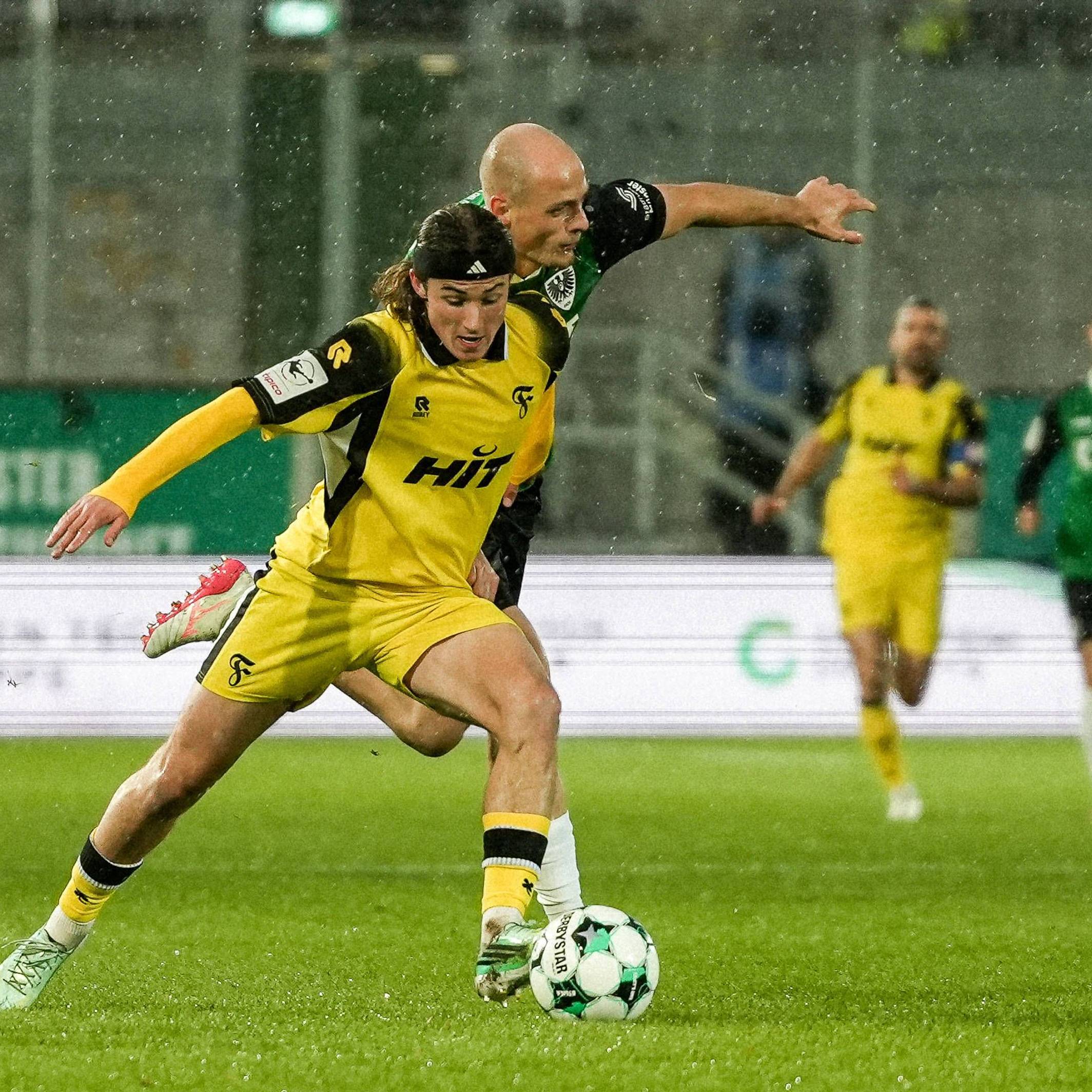 Münsters Tim Dietrich und Fortuna Kölns Bennit Bröger im Zweikampf.