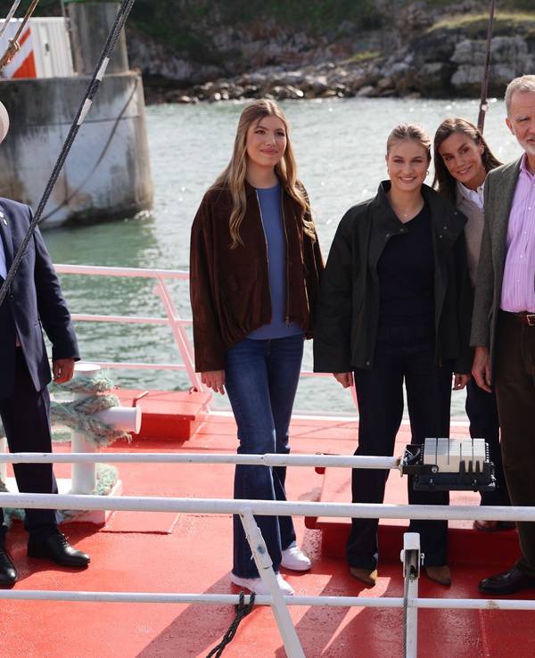 Spanische Königsfamilie besucht Llanes