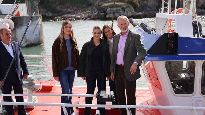 Spanische Königsfamilie besucht Llanes