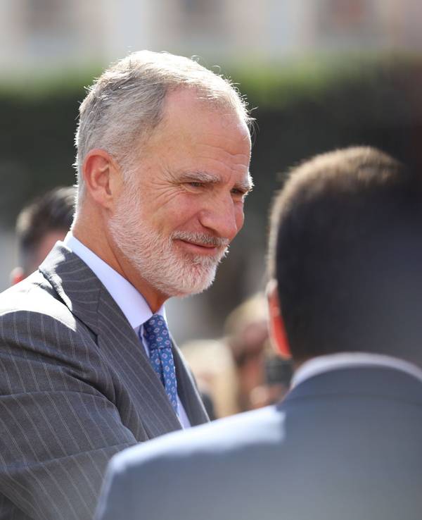 König Felipe VI., hier bei einem Besuch in der Versammlung von Melilla am 14. Oktober 2026, ist am Auge operiert worden.