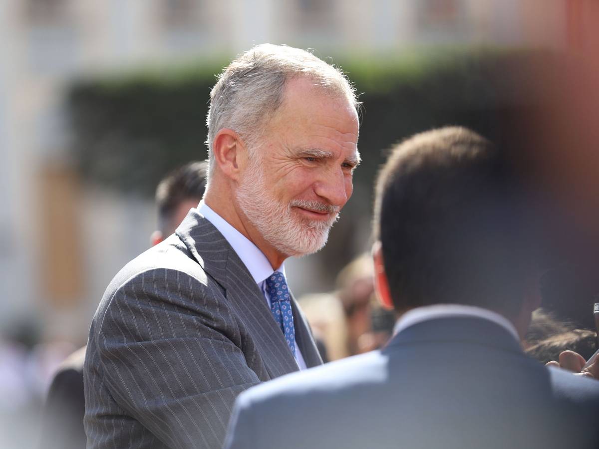 König Felipe VI., hier bei einem Besuch in der Versammlung von Melilla am 14. Oktober 2026, ist am Auge operiert worden.