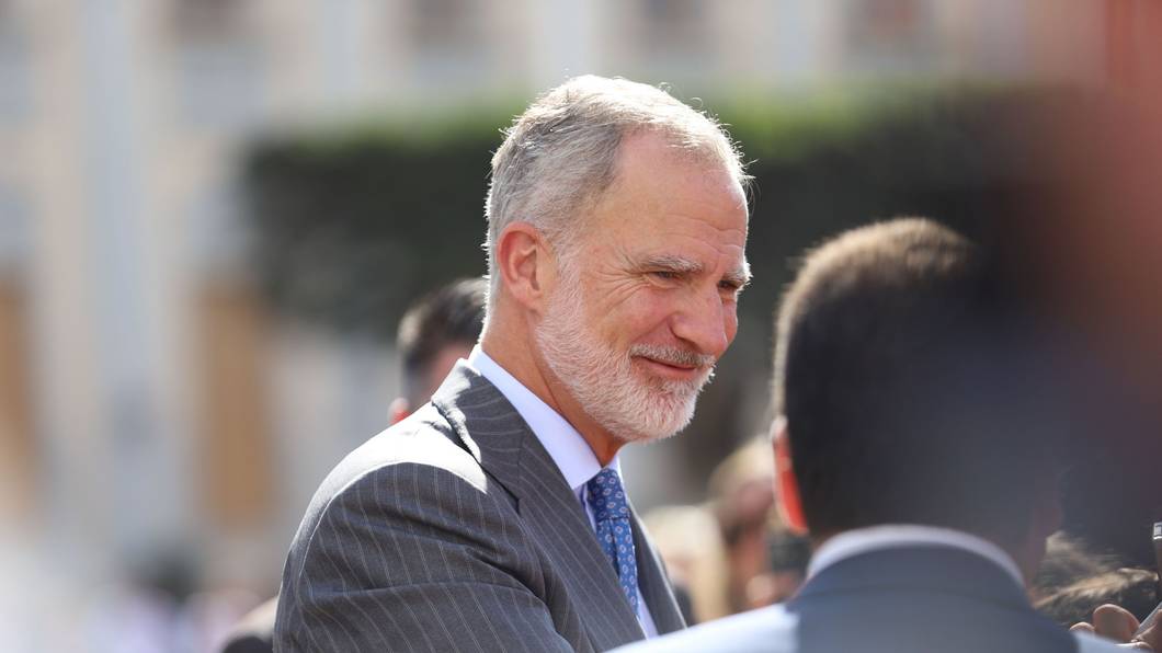 König Felipe VI., hier bei einem Besuch in der Versammlung von Melilla am 14. Oktober 2026, ist am Auge operiert worden.