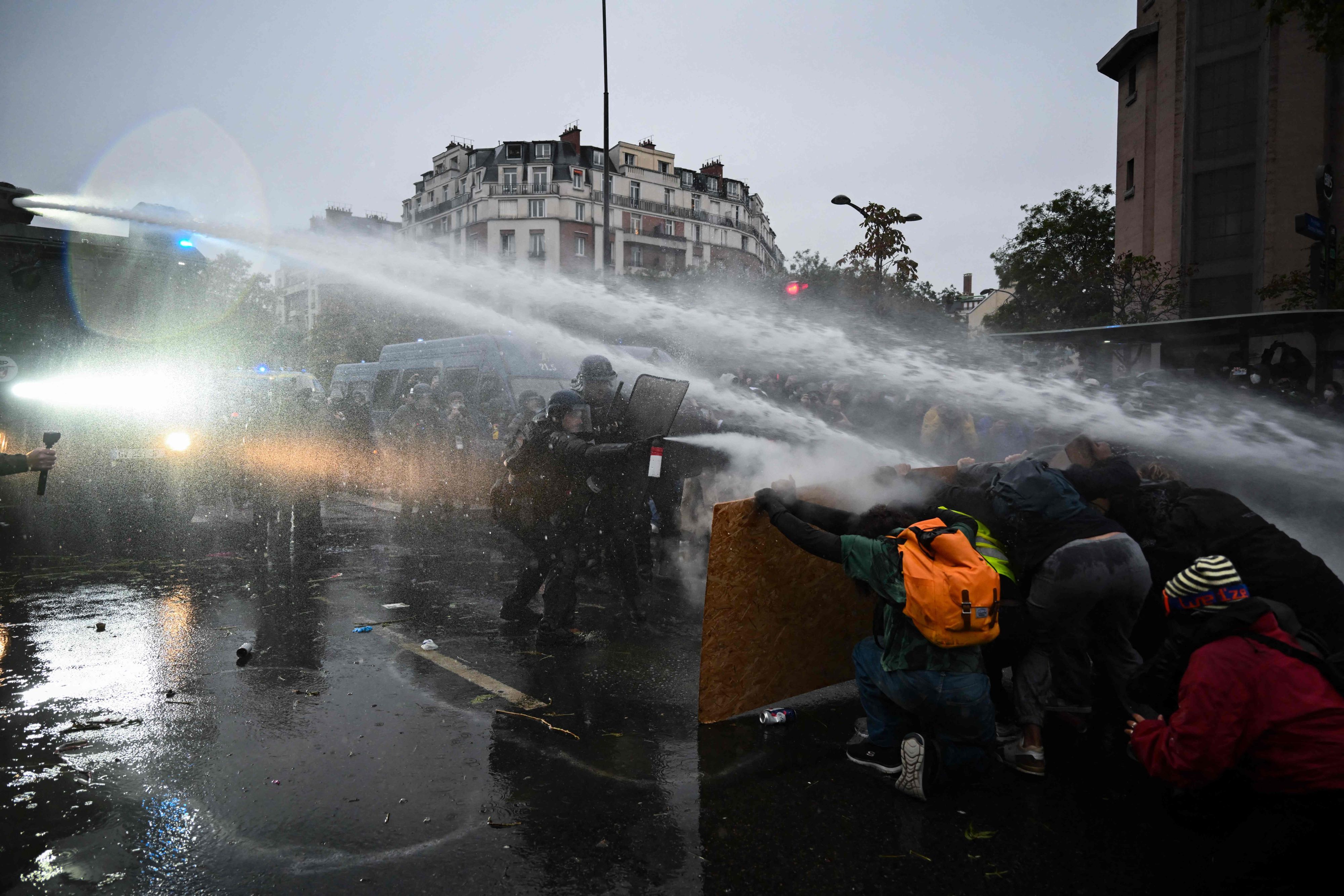 Demonstranten stehen am 24. Oktober 2026 in Paris in der Nähe der Porte de Vincennes dem Wasserwerfer der Polizei gegenüber.