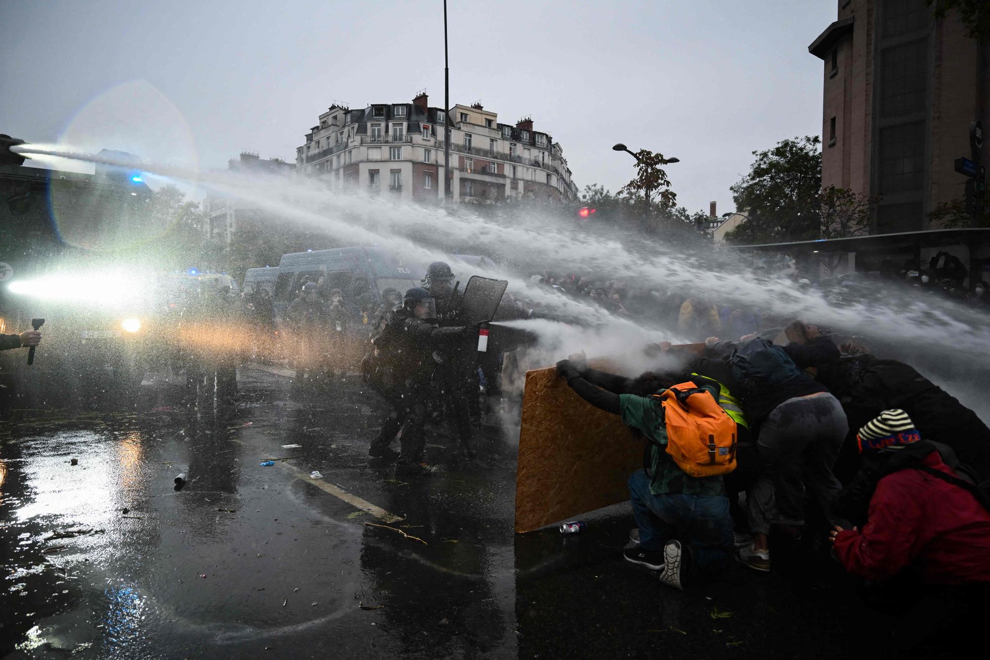 Demonstranten stehen am 24. Oktober 2026 in Paris in der Nähe der Porte de Vincennes dem Wasserwerfer der Polizei gegenüber.
