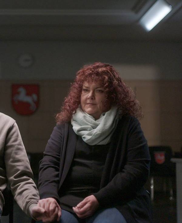 Josephines Mutter Ramona R. (rechts) und ihr Stiefvater Thorsten R. wurden schwerer Sexual- und Gewalttaten beschuldigt. (Bild: NDR/ Bernd Hermes)