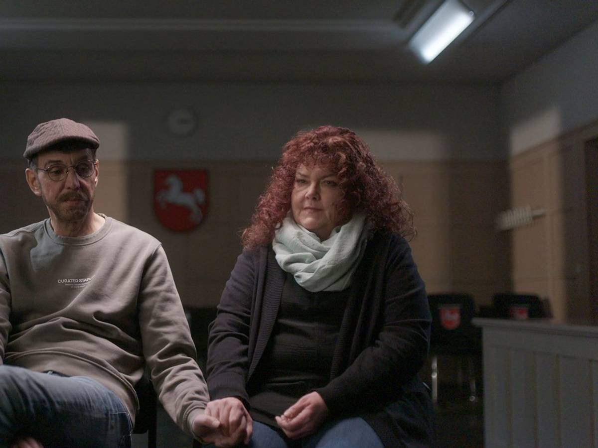 Josephines Mutter Ramona R. (rechts) und ihr Stiefvater Thorsten R. wurden schwerer Sexual- und Gewalttaten beschuldigt. (Bild: NDR/ Bernd Hermes)