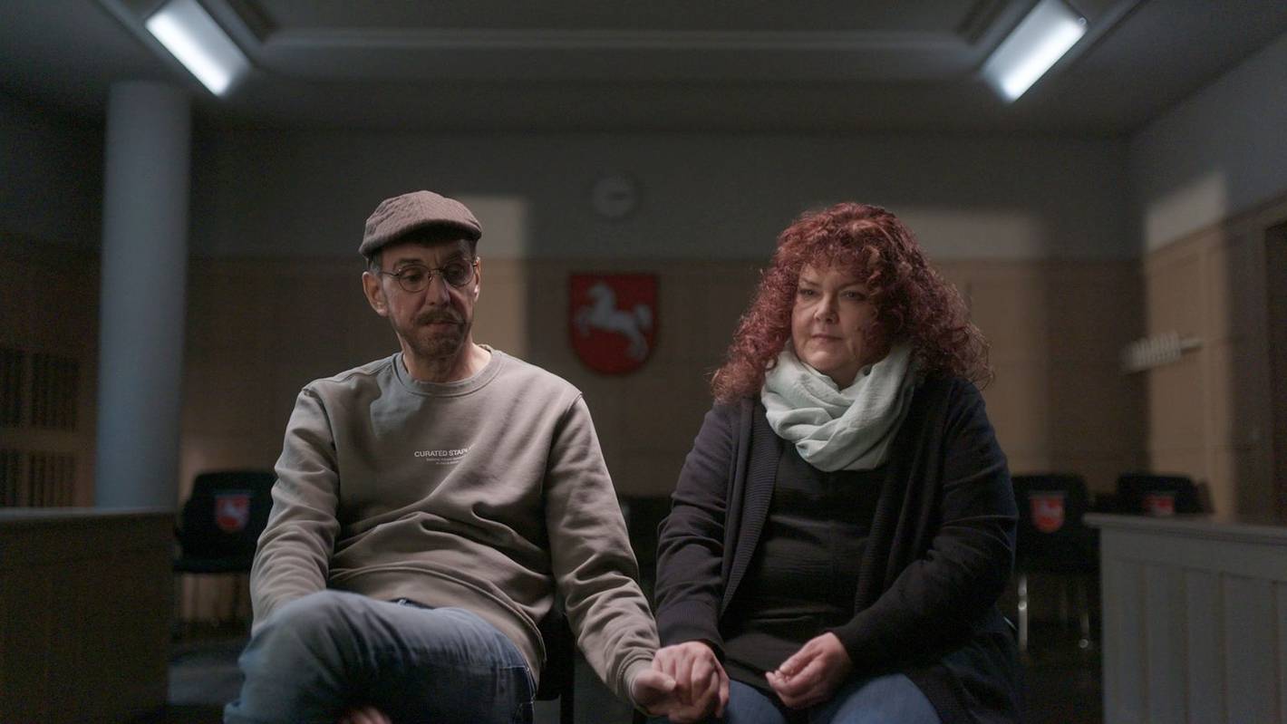 Josephines Mutter Ramona R. (rechts) und ihr Stiefvater Thorsten R. wurden schwerer Sexual- und Gewalttaten beschuldigt. (Bild: NDR/ Bernd Hermes)