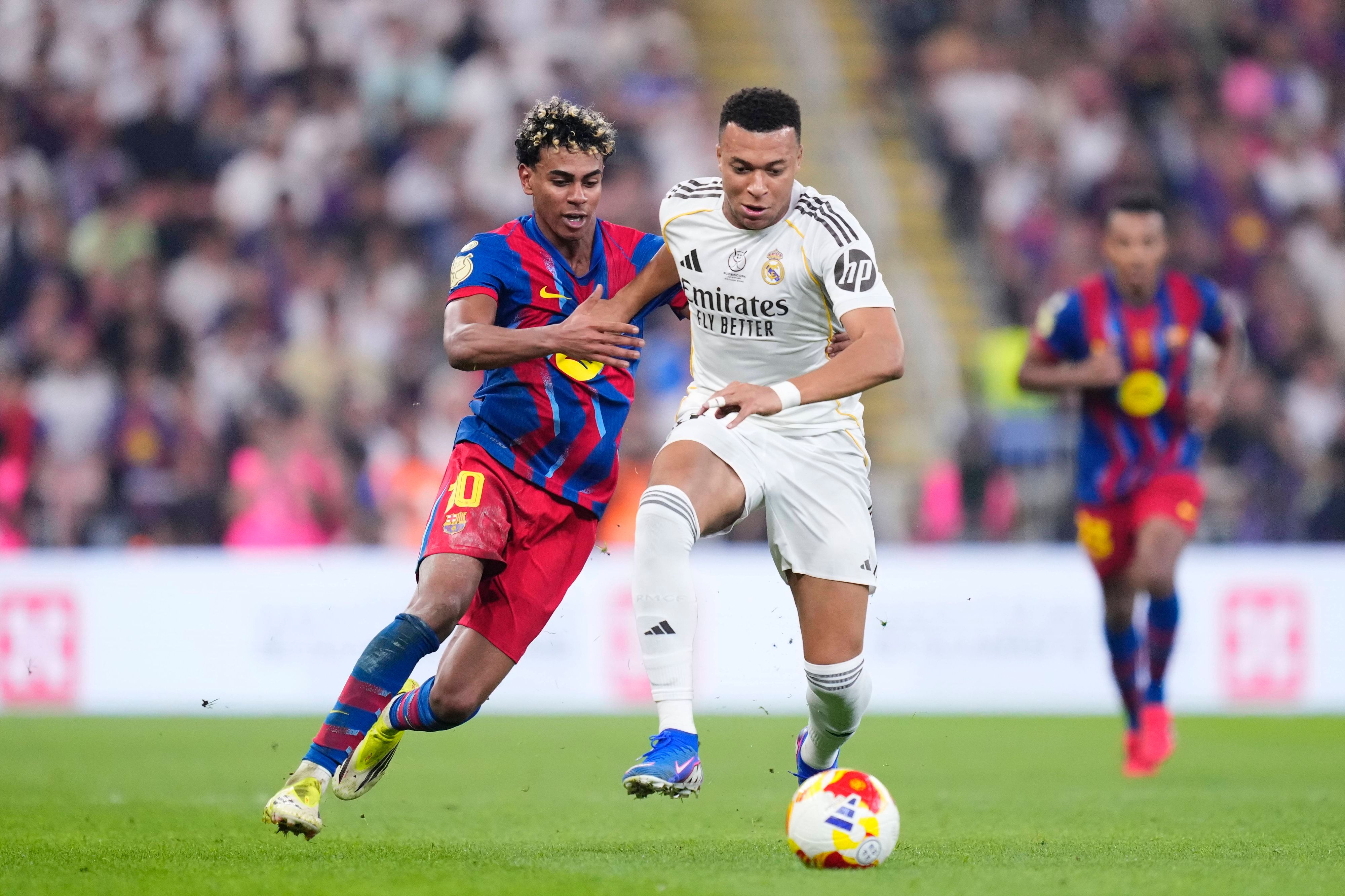 Duell um den Ball zwischen Lamine Yamal und Kylian Mbappé