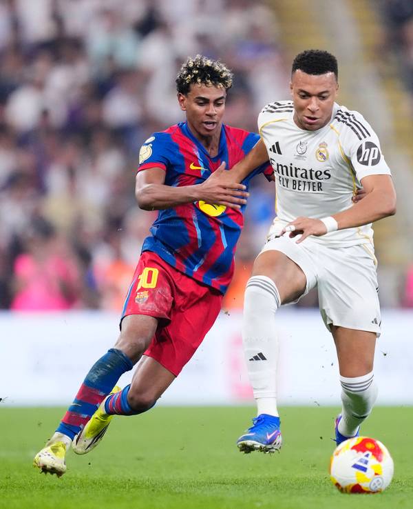 Duell um den Ball zwischen Lamine Yamal und Kylian Mbappé