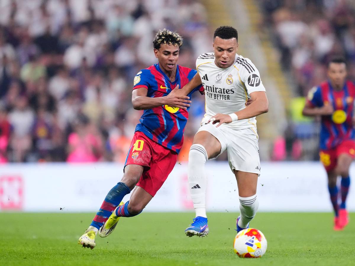 Duell um den Ball zwischen Lamine Yamal und Kylian Mbappé